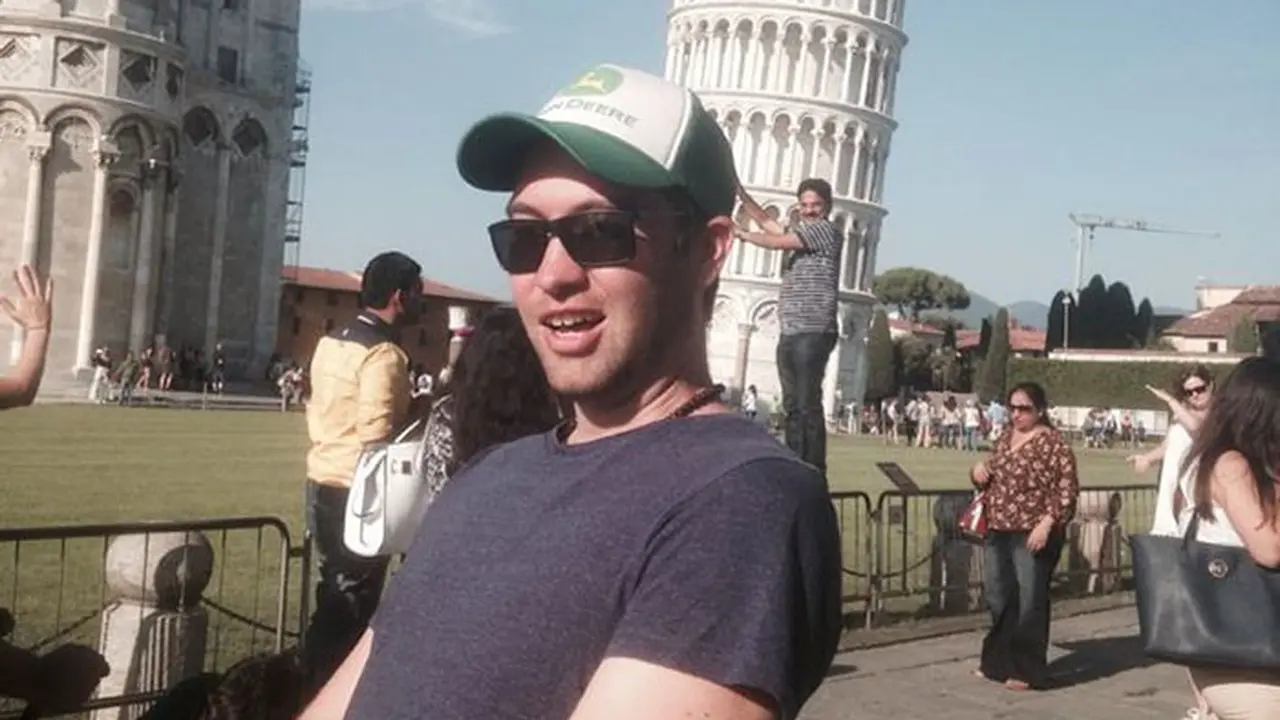 [Bintang] Epic! 7 Foto Cowok Iseng di Menara Pisa Ini Memancing Gelak Tawa