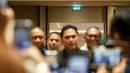 <p>Ketua Umum PSSI, Erick Thohir (tengah) memberikan keterangan saat doorstop terkait rencana baru perkembangan Timnas Indonesia yang berlangsung di Menara Danareksa, Kemayoran, Jakarta Pusat, Senin (06/01/2025). (Bola.com/Bagaskara Lazuardi)</p>