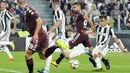 Striker Juventus, Paulo Dybala, melepaskan tendangan ke gawang Torino pada laga Serie A, Italia, di Stadion Allianz, Sabtu (23/9/2017). Juventus menang 4-0 atas Torino. (AP/Alessandro Di Marco)