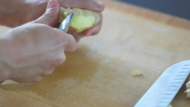 Cara Benar Kupas Jahe Sebelum Masak dengan Sendok
