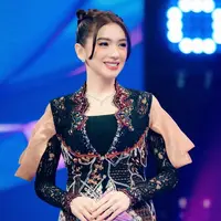 Penampilan Angel Karamoy sukses jadi pusat perhatian saat jadi pembaca nominasi penghargaan musik [@therealangelkaramoy]