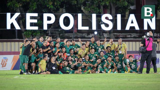 Foto: Gagalkan Penalti di Penghujung Laga, Ernando Ari Pastikan Persebaya Bungkam Arema FC di BRI Liga 1