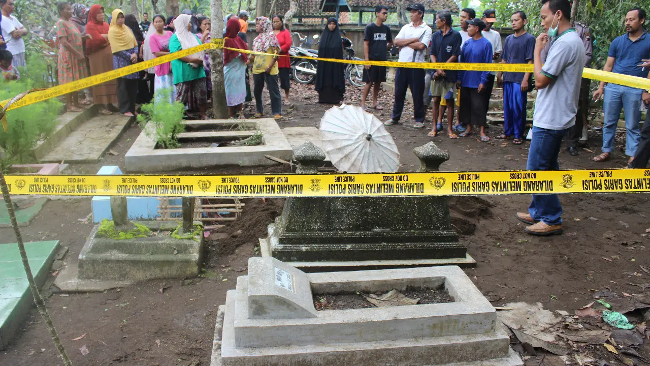 Polisi berhasil menangkap pelaku pencurian kain kafan dan tali pengikat jenazah bayi di TPU Mbeji, Cilacap. (Foto: Liputan6.com/Polres Cilacap/Muhamad Ridlo)