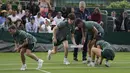 Invasi lapangan terjadi saat pertandingan babak pertama antara Sho Shimabukuro dan Grigor Dimitrov, yang langsung dihentikan. (AP Photo/Alastair Grant)