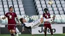 Pemain Juventus, Federico Bernardeschi, melakukan tendangan salto saat melawan Torino pada laga Serie A di Stadion Allianz, Turin, Sabtu (4/6/2020). Juventus menang 4-1 atas Torino. (AP/Marco Alpozzi)