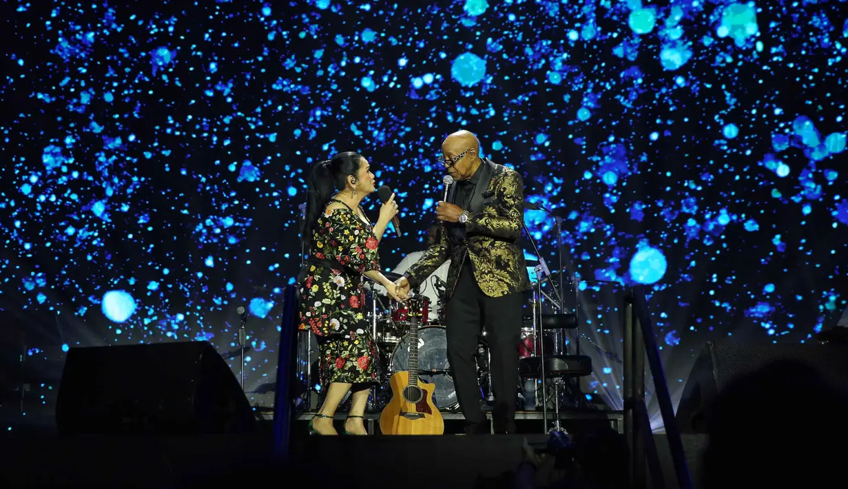 Konser ini menampilkan kolaborasi lintas generasi. Jim Brickman tampil bersama Rita Effendy, sementara Peabo Bryson berduet dengan Vina Panduwinata. Tampak dalam foto, penampilan asal Amerika Serikat, Peabo Bryson saat berduet dengan Vina Panduwinata (Indonesia) di konser 90's Intimate 2nd Editionkonser  di Istora Senayan, Jakarta, Sabtu (7/2/2026). (Fimela.com/Adrian Putra)