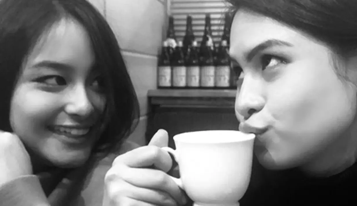 Menghabiskan waktu bersama, Maudy Ayunda dan Amanda Khairunnisa memilih untuk menikmati kopi. (Liputan6.com/IG/maudyayunda)
