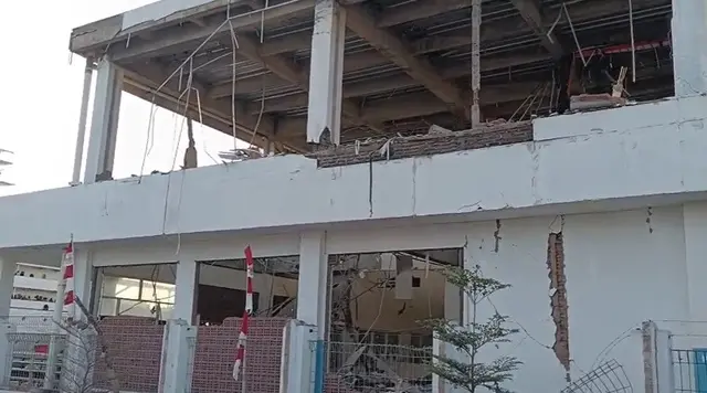 Ruang Tunggu Pelabuhan Maumere Ambruk karena Gempa, Ratusan Warga Berhamburan