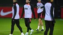 Striker Liverpool, Mohamed Salah tersenyum selama sesi latihan tim di AXA Training Center di Liverpool, Inggris pada 31 Oktober 2022. Liverpool akan bertanding melawan Napoli pada pertandingan lanjutan Grup A Liga Champions di Stadion Anfield, Rabu 2 November 2022, pukul 03.00 WIB. (AFP/Oli Scarff)