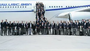 Pemain Timnas Iran berpose di Bandara Antalya, Turki, sebelum terbang ke Meksiko untuk mengikuti Piala Dunia FIFA 2026 pada 6 Juni 2026. Pada hari yang sama, Iran memprotes Amerika Serikat karena menolak visa bagi sejumlah staf pendukung tim. (Handout / Iran Football Federation Press Office / AFP)