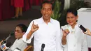 Capres nomor urut 01 Joko Widodo atau Jokowi dan istrinya, Iriana menunjukkan jari yang telah dicelup tinta usai melakukan pencoblosan dalam Pemilu 2019 di TPS 008 Gambir, Jakarta Pusat, Rabu (17/4). Jokowi dan Iriana terdaftar di nomor urut 154 dan 155 daftar DPT.	(REUTERS/Edgar Su)