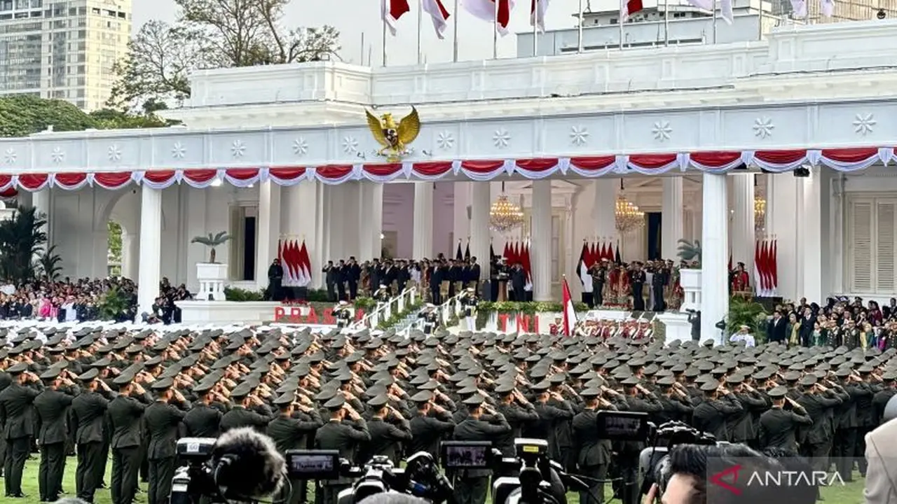Presiden Prabowo Subianto melantik 1.177 perwira TNI dan Polri.