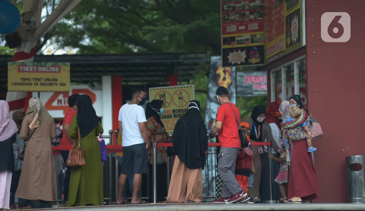 Wisatawan masuk ke Taman Mini Indonesia Indah, Jakarta, Kamis (20/8/2020). Warga memanfaatkan momen libur panjang Tahun Baru islam 1442 H ke tempat rekreasi yang dekat karena masih situasi pandemi Corona (COVID-19) dengan menjaga protokol kesehatan. (merdeka.com/Imam Buhori)