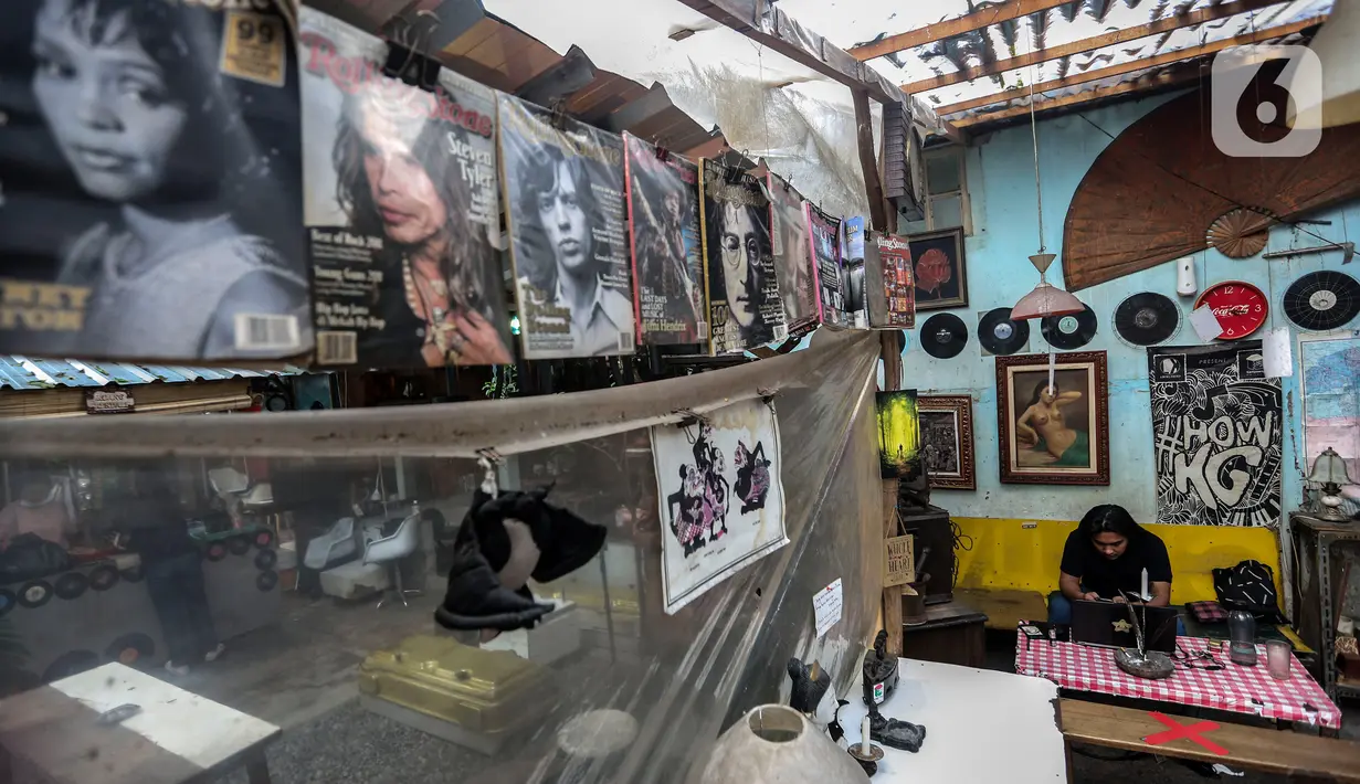 Suasana tempat jual - beli barang-barang antik di Kebayoran Vintage, Jakarta, Kamis (22/9/2020). Berdasarkan keterangan para pedagang, penjualan barang antik mengalami penurunan sebesar 50 persen di masa pandemi COVID-19 saat ini. (Liputan6.com/Johan Tallo)