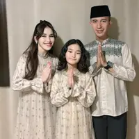 Ayu Ting Ting tampil kompak dengan Bilqis mengenakan dress coklat keemasan lengan terompet bermotif. [@ayutingting92]