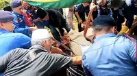 Petugas Damkar Bantu Memakamkan Pria Obesitas Seberat 200 Kilogram di Bandar Lampung