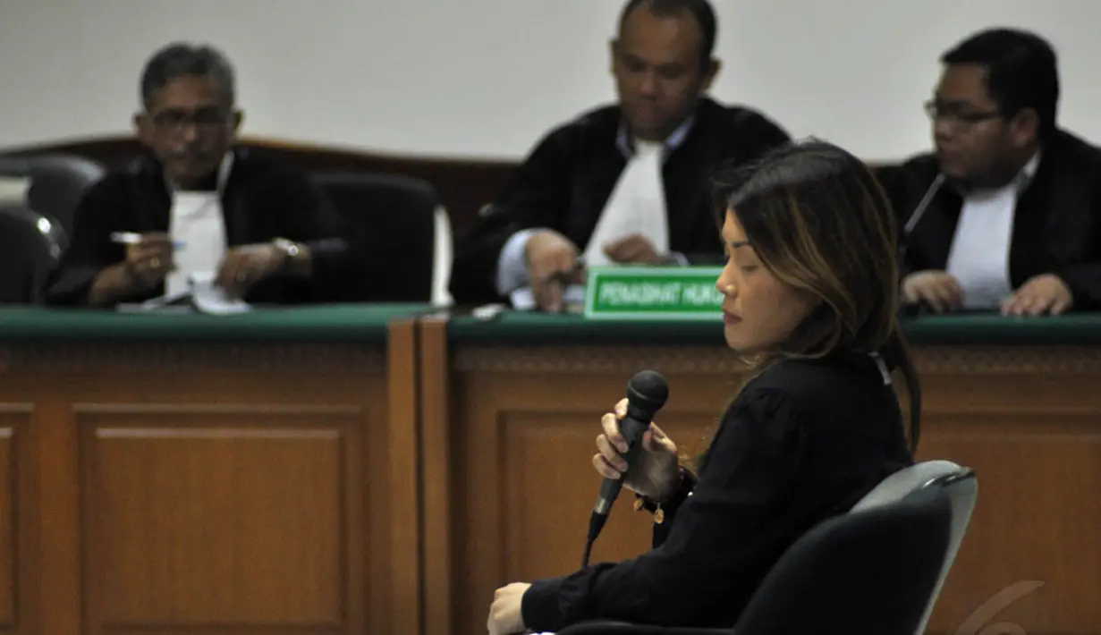 Terdakwa kasus dugaan suap kepada Kepala SKK Migas Rudi Rubiandini, Artha Meris, mendengarkan tuntutan dari JPU di Pengadilan Tipikor, Jakarta, Kamis (6/11/2014). (Liputan6.com/Miftahul Hayat) 