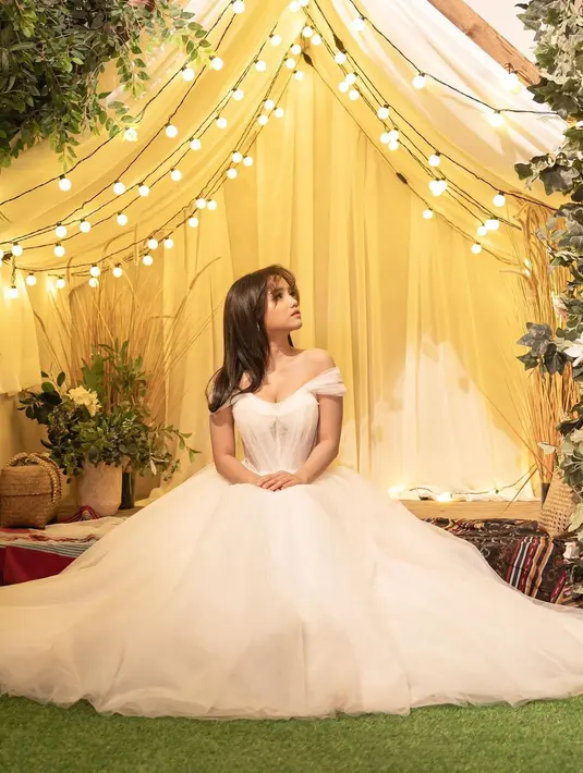 Pesona Fuji nampak begitu megah dengan rok tulle A-Line yang sangat bervolume dengan rok tulle [@fuji_an]