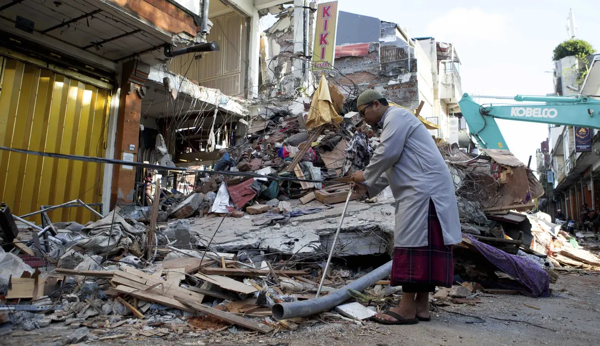 Kondisi banjir di sebagian besar wilayah sudah surut dan saat ini fokus utama tim SAR gabungan adalah pencarian korban hilang serta pembersihan material banjir, dan penyedotan genangan air. (AP Photo/Firdia Lisnawati)