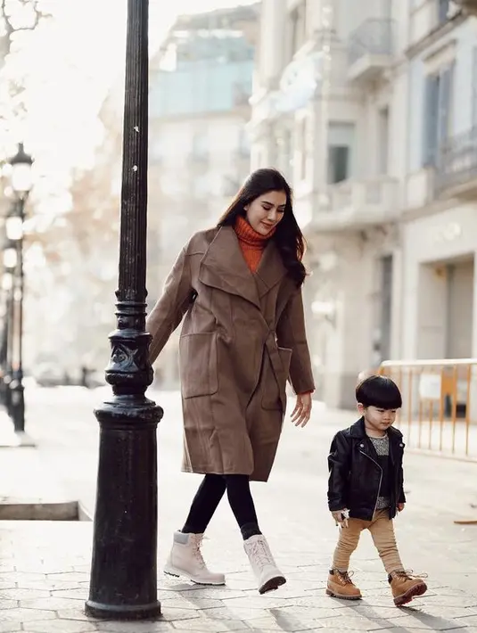 Syahnaz Tampil dengan long coat cokelat dipadu dengan turtleneck orange sebagai inner agar lebih hangat. Dan celana hitam dengan alas kaki boots soft pinknya. @syahnazs