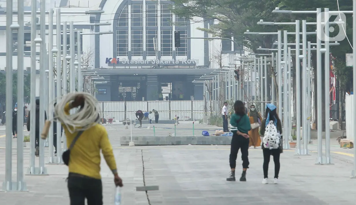 Warga beraktivitas di Kawasan Kota Tua, Jakarta, Rabu (3/8/2022). Proyek revitalisasi jalur pedestrian di kawasan Kota Tua akan selesai pada Agustus 2022, yang sudah mencapai 98 persen. (Liputan6.com/Herman Zakharia)