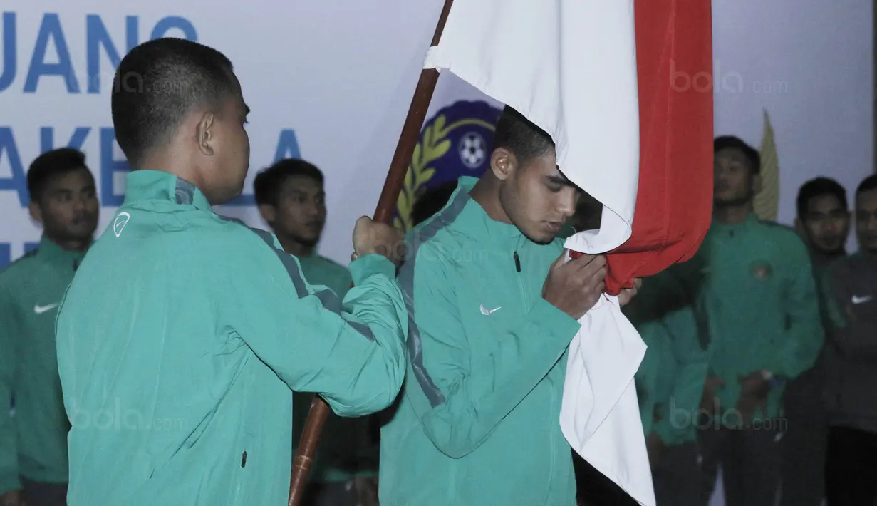 Pemain Timnas U-22, Miftahul Hamdi, mencium bendera saat acara pelepasan Timnas Indonesia U-22 di Makostrad, Jakarta, Kamis (10/8/2017). PSSI resmi melepas para atlet untuk berlaga di Sea Games 2017 Malaysia. (Bola.com/M Iqbal Ichsan)