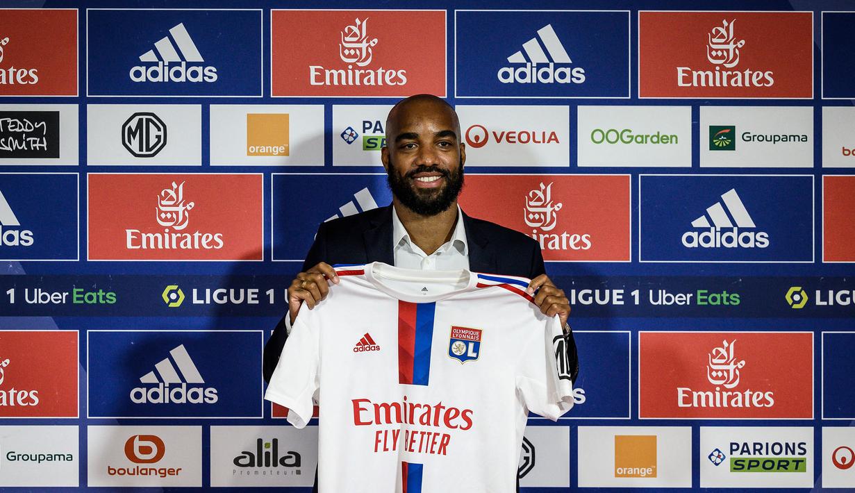 Alexandre Lacazette memutuskan pulang kampung untuk memperkuat Olympique Lyon setelah mengakhiri kiprahnya bersama Arsenal. Kontrak sang pemain habis pada bulan lalu dan tidak diperpanjang oleh The Gunners. Striker asal Prancis tersebut merupakan jebolan akademi Lyon. Lacazette pernah menjadi andalan di lini depan Les Gones sebelum hijrah ke Arsenal pada musim panas 2017 lalu. (AFP/Jeff Pachoud)