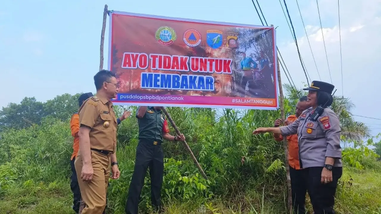 Kabut asap kembali menyesakkan Kota Pontianak Kalimantan Barat pascabencana banjir rob. Warga terjepit krisis air bersih. Beban ekonomi mencekik, serta kebijakan siaga Karhutla penuh imbauan tanpa terobosan nyata. (Liputan6.com/Aceng Mukaram)