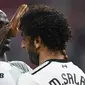 Striker Liverpool, Sadio Mane, merayakan gol yang dicetak Mohamed Salah ke gawang Bayern Munchen pada laga Audi Cup di Stadion Allianz Arena, Munchen, Selasa (1/8/2017). Munchen kalah 0-3 dari Liverpool. (AFP/Christof Stache)