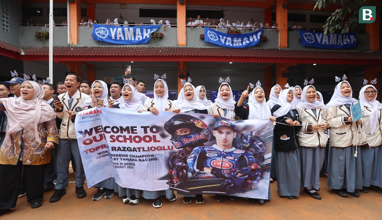 Pembalap berusia 29 tahun itu mengaku sangat terkejut dengan sambutan masif yang diberikan oleh keluarga besar SMK Negeri 39 Jakarta. (Bola.com/M Iqbal Ichsan)