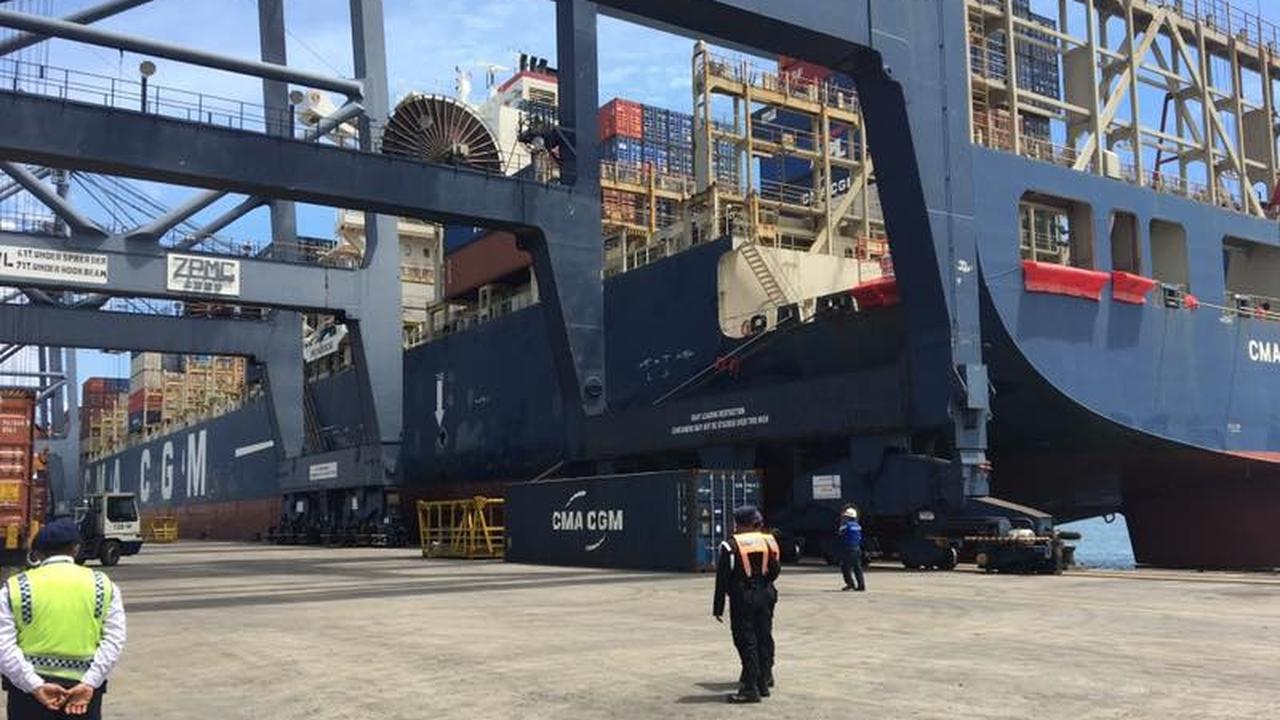 Bersandarnya kapal 'raksasa' berkapasitas 8.500 TEUs di Pelabuhan Tanjung Priok menjadi sejarah tersendiri bagi Indonesia.