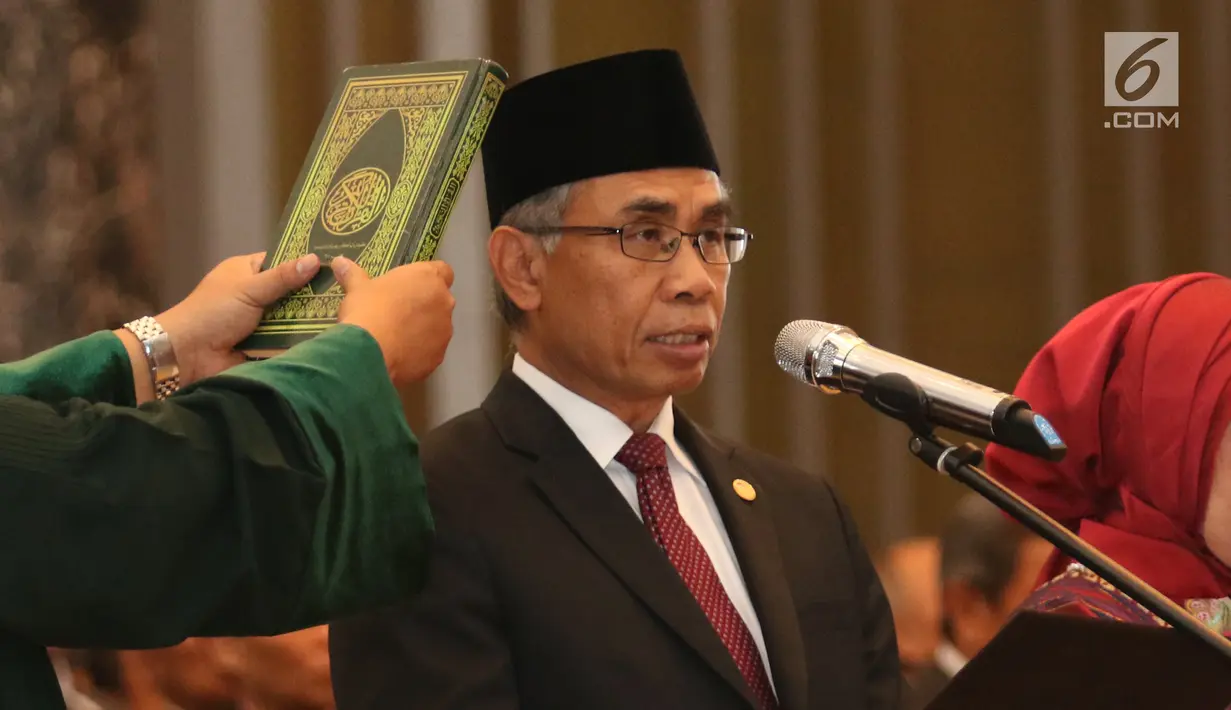 Ketua DK OJK yang baru, Wimboh Santoso saat disumpah, Jakarta, Kamis (20/7). Anggota dewan komisioner OJK yang baru yaitu Riswinandi, Heru Kristiyana, Nurhaida, Hoesen, Ahmad Hidayat dan Tirta Segara. (Liputan6.com/Angga Yuniar)