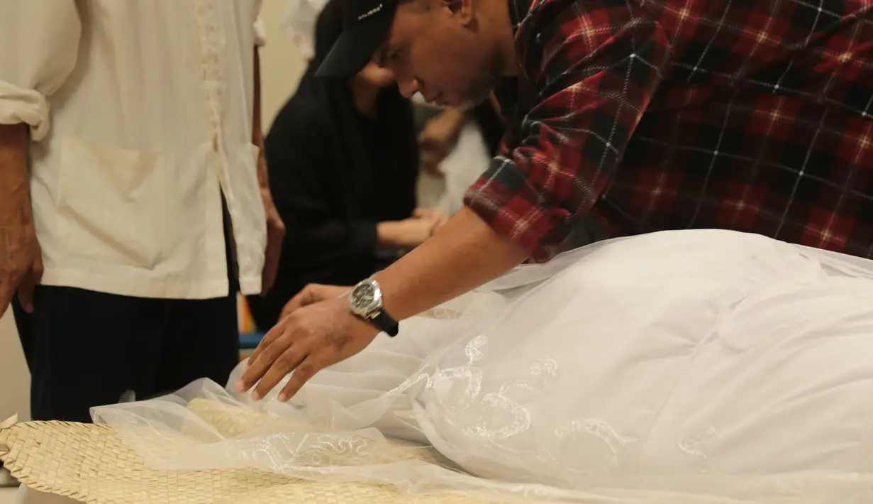 Sebelum dikebumikan, jenazah Yockie disemayamkan di rumah duka di Rumah Sakit Pondok Indah Bintaro. Keluarga dan para sahabat pun berdatangan memberikan penghormatan terakhirnya kepada Yockie. (Adrian Putra/Bintang.com)