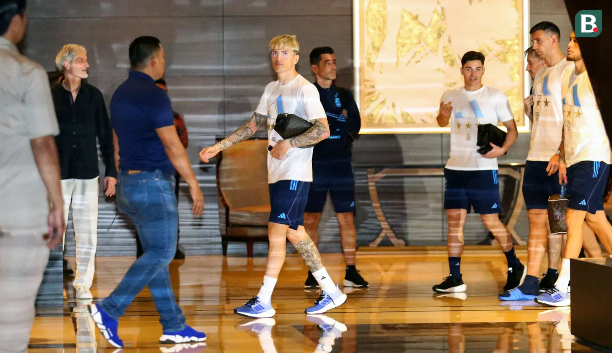 Pemain Timnas Argentina, Alejandro Garnacho (kiri) dan Julian Alvarez (tengah) saat tiba di hotel setelah menjalani latihan di Stadion Utama Gelora Bung Karno, Jakarta, Sabtu (17/6/2023). (Bola.com/Bagaskara Lazuardi)