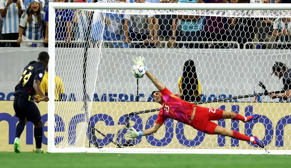Emiliano Martinez lagi-lagi menjadi penyelamat Timnas Argentina. Kiper Aston Villa itu sukses menepis dua penendang pertama Ekuador yakni Angel Mena dan Alan Minda. (AFP/Charly Triballeau)
