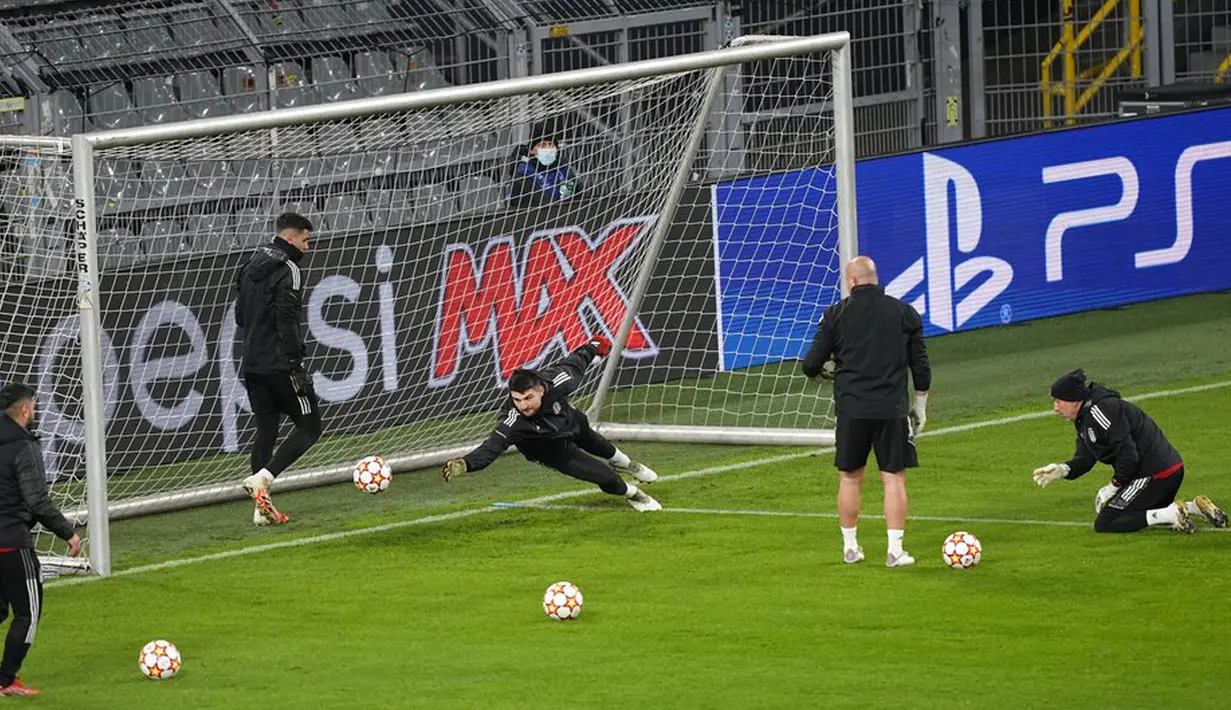Penjaga gawang Besiktas Istanbul berlatih saat sesi latihan terakhir jelang menghadapi Borussia Dortmund pada pertandingan Grup C Liga Champions di Dortmund, Jerman, 6 Desember 2021. (AP Photo/Martin Meissner)