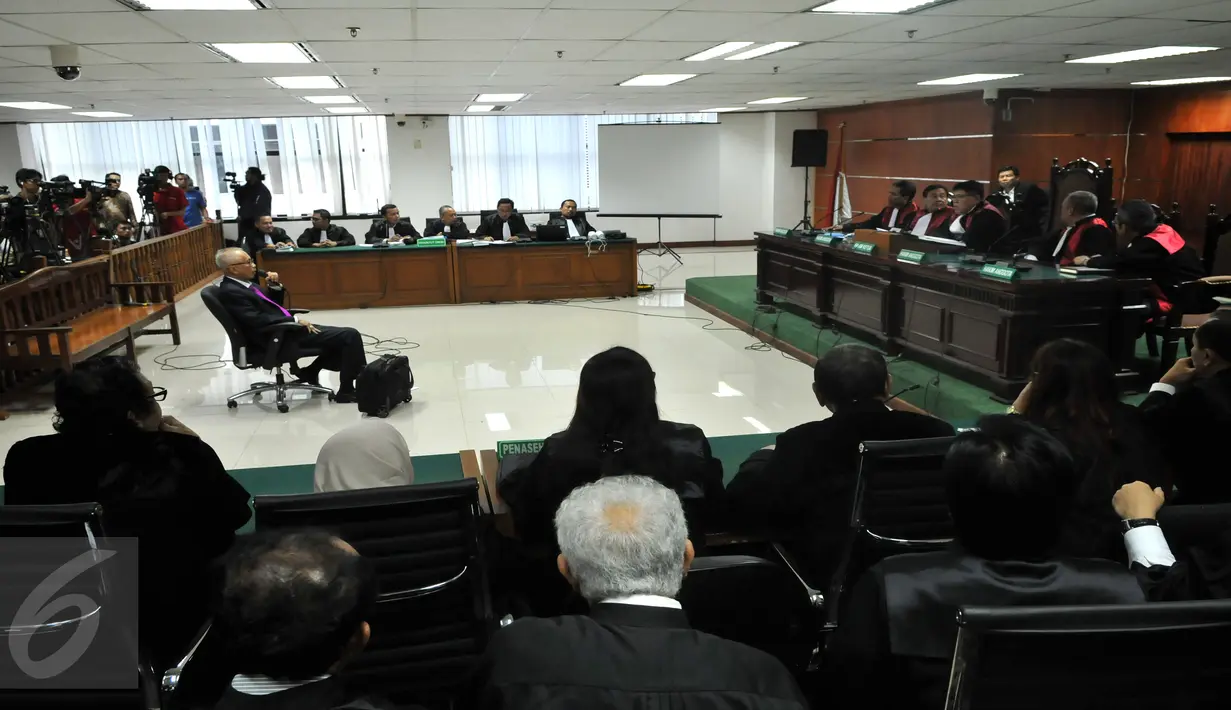 Suasana persidangan OC Kaligis dengan agenda pengajuan keputusan sela di Pengadilan Tipikor, Jakarta, Kamis (22/9/2015). Majelis Hakim menolak nota keberatan Kaligis karena dalih yang disampaikan tidak relevan dengan KUHAP.(Liputan6.com/Andrian M Tunay)