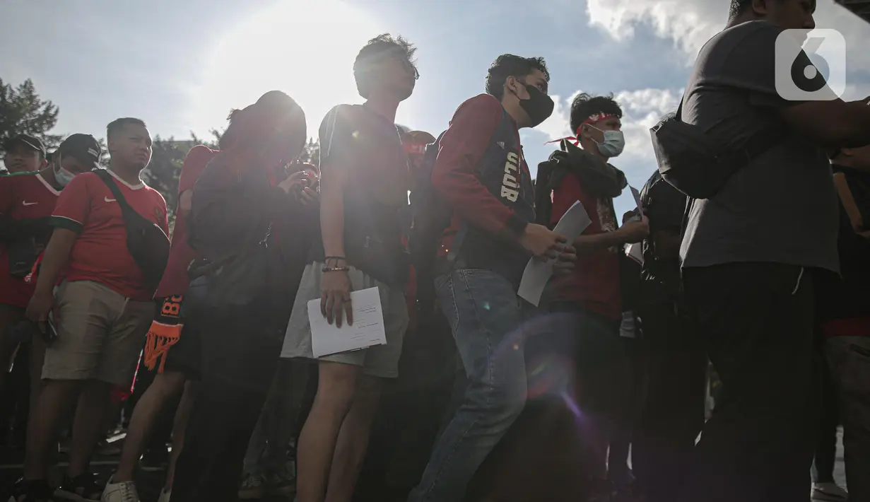 Antrean suporter timnas  Indonesia di area pintu masuk Stadion Utama Gelora Bung Karno (SUGBK), Jakarta Jumat (6/1/2023). Jelang duel Indonesia kontra Vietnam dalam laga leg pertama semifinal Piala AFF 2022, ribuan suporter mulai memadati area Stadion Utama Gelora Bung Karno sejak pukul 15.00 WIB. (Liputan6.com/Faizal Fanani)
