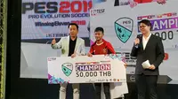 Rizky Faidan (tengah) meraih gelar PES Finals Asia Tenggara 2019 (FOTO / Benjamin)