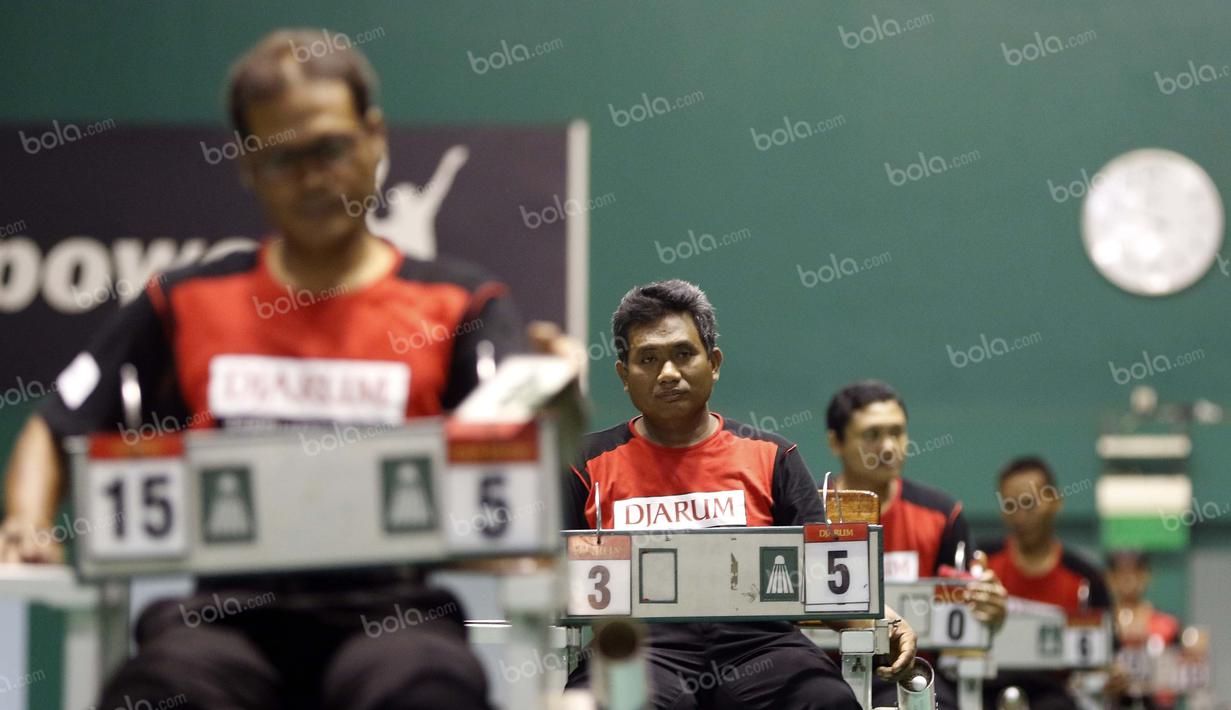 Para wasit saat memimpin pertandingan final Audisi Umum Djarum Beasiswa Bulutangkis 2016 di GOR Djarum, Jati, Kudus, Sabtu (3/9/2016). (Bola.com/Arief Bagus)