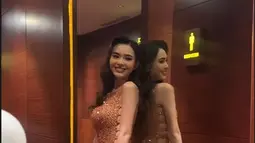 Dalam gala premiere film terbarunya, Amanda Manopo tampil stunning dengan dress bernuansa coral. Gaun dengan bunga-bunga besar yang menghiasi bagian samping kanan dan kiri dari pinggul hingga kakinya itu membuat penampilannya makin elegan. (Liputan6.com/IG/@bennusorumba)