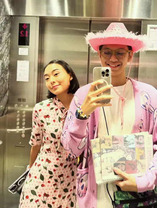 Brandon Salim pun tak mau kalah, ia mengenakan topi pink coboy ala Taylor Swift dipadukan cardigan pink nya. [@brandonsalim]