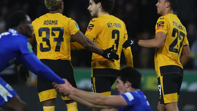 Foto: Penampilan Cemerlang Elkan Baggott saat Gilligham FC Kalah di Carabao Cup, Dapat Hadiah Tukar Kostum dari Hwang Hee-chan