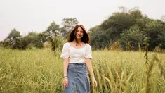 Ketika pergi ke sawah, pemilik nama lengkap Gemma Galgani Cassandra Sheryl Lee ini nampak tampil santai. Ia pun hanya mengenakan atasan putih dan rok midi jeans. (Liputan6.com/IG/cassandralee)