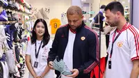 Legenda Manchester United, Wes Brown saat hadir di acara meet and greet dengan para fans di Pacific Place, Jakarta pada Minggu (25/5/2025).