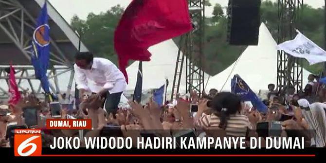 Jokowi Antusias Sapa Warga saat Kampanye Terbuka di Riau