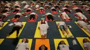 Para diplomat dari berbagai negara melakukan yoga bersama untuk memperingati Hari Yoga Internasional di New Delhi, India, Jumat (21/6/2019). Lebih dari 191 kedutaan besar dan konsulat India di seluruh dunia menyelenggarakan sesi yoga untuk memperingati Hari Yoga Internasional. (AP Photo/AltafQadri)