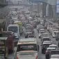 Antrean kendaraan melintasi ruas Tol Jakarta-Cikampek, Bekasi, Rabu (13/6). Pada H-2 Lebaran, kepadatan di ruas tol Jakarta-Cikampek disebabkan karena penyempitan jalur, lantaran ada proyek pembangunan LRT dan Tol Elevated. (Merdeka.com/Iqbal S. Nugroho)