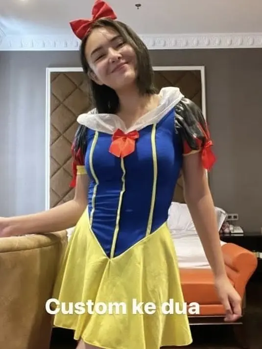 Amanda Manopo juga pernah mengenakan mini dress dengan model Snow White yang lengkap dengan pita merah di kepala. [@amandamanopo]