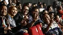 Menteri Tenaga Kerja Hanif Dhakiri (tengah) bersama Menkominfo Rudiantara (dua kanan) dan mantan menteri perindustrian Saleh Husein (kanan) saat menyaksikan konser Slank di Jakarta, Selasa (27/2). (Liputan6.com/Faizal Fanani)